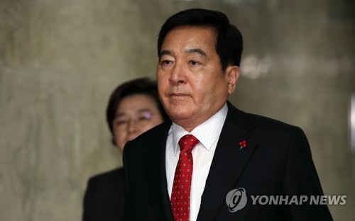 의원총회 입장하는 심재철 원내대표(서울=연합뉴스) 김인철 기자 = 자유한국당 심재철 원내대표가 13일 오후 국회에서 열린 한국당 의원총회에 입장하고 있다. yatoya@yna.co.kr