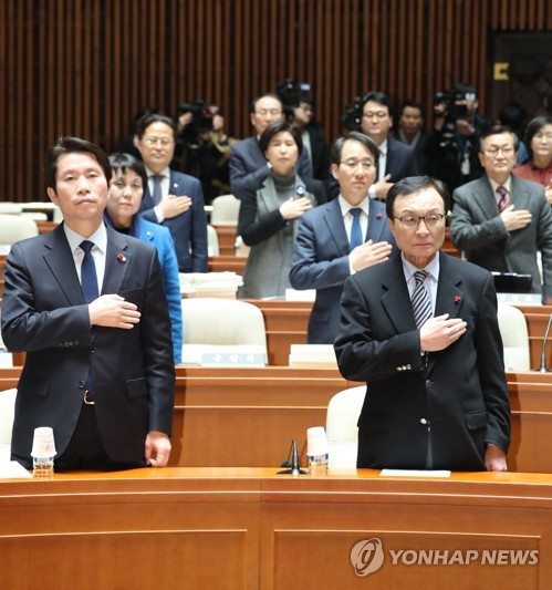 국민의례 하는 민주당 이해찬 대표(서울=연합뉴스) 안정원 기자 = 더불어민주당 이해찬 대표와 이인영 원내대표가 13일 오후 서울 여의도 국회에서 열린 의원총회에서 국기에 대한 경례를 하고 있다. jeong@yna.co.kr