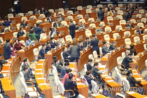본회의 개의 기다리는 민주당(서울=연합뉴스) 안정원 기자 = 더불어민주당 의원들이 13일 오후 서울 여의도 국회 본회의장에서 본회의 개의를 기다리고 있다. jeong@yna.co.kr