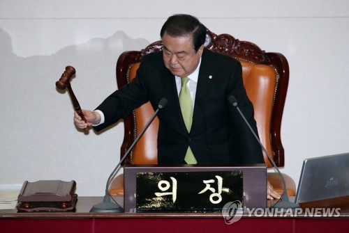 본회의 개의 선언하는 문희상 국회의장(서울=연합뉴스) 김인철 기자 = 문희상 국회의장이 13일 국회에서 열린 본회의에서 개의를 선언하고 있다. 2020.1.13 yatoya@yna.co.kr