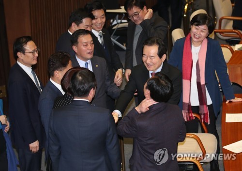 밝은 모습으로 인사 나누는 정세균(서울=연합뉴스) 김인철 기자 = 정세균 국무총리 후보자가 13일 국회에서 열린 본회의에서 총리 인준 표결을 앞두고 더불어민주당 의원들과 인사하고 있다.  yatoya@yna.co.kr