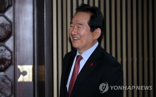 환하게 웃는 정세균(서울=연합뉴스) 김인철 기자 = 정세균 국무총리 후보자가 13일 국회에서 열린 본회의에서 자신의 국무총리 임명동의안이 가결된 후 회의장 앞에서 동료의원들과 기념촬영을 마치고 미소짓고 있다. 2020.1.13 yatoya@yna.co.kr