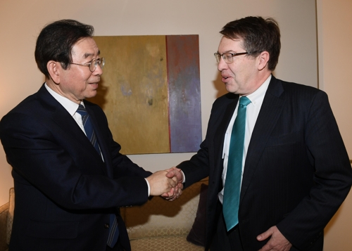 스콧 스나이더 미국외교협회 선임연구원과 만난 박원순 시장(워싱턴=연합뉴스) 미국 워싱턴DC를 방문 중인 박원순 서울시장은 13일(현지시간) 외교·안보 분야 싱크탱크인 미국외교협회(CFR) 초청 좌담회에서 '평화를 향한 서울의 전진'을 주제로 연설했다. 사진은 연설에 앞서 박 시장이 스콧 스나이더 CFR 선임연구원과 만나 악수하는 모습. 2020.01.13 [서울시 제공]