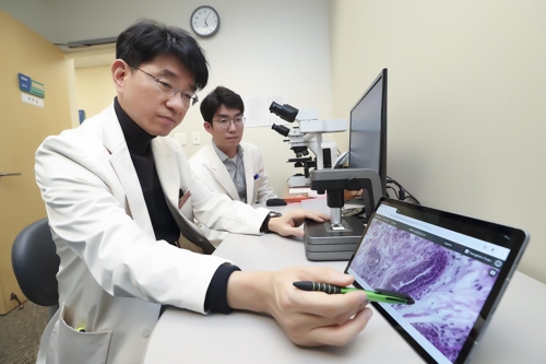 환자의 병리 데이터를 확인하는 병리과 교수[KT 제공]
