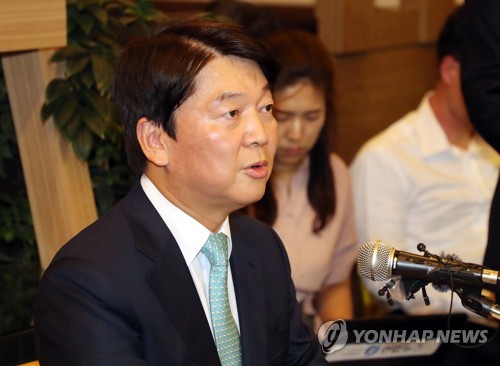 黃 "안철수 오면 고맙겠다"…安 "정치공학적 통합논의 참여안해"[연합뉴스 자료사진]