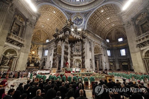 바티칸서 열린 '아마존 시노드' 개막 미사(바티칸 EPA=연합뉴스) 프란치스코 교황이 2019년 10월 6일(현지시간) 바티칸 성베드로대성당에서 남미 아마존지역 관련 이슈를 논의할 세계주교대의원회의(시노드·Synod) 개막 미사를 집전하고 있다. ymarshal@yna.co.kr