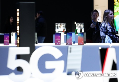 '5G 갤럭시의 세계'국제가전전시회 'CES 2020' 개막을 하루 앞둔 1월 6일 오후(현지시간) 미국 네바다주 라스베이거스 컨벤션센터에서 열린 삼성전자 사전 부스 투어에서 5G 갤럭시 라인업이 전시되어 있다. [연합뉴스 자료사진]