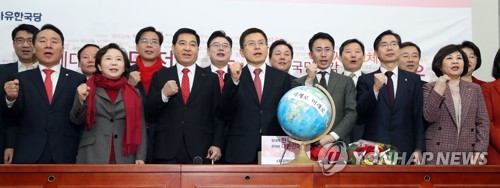 한국당, 3호 영입인사는 극지탐험가 남영호 씨(서울=연합뉴스) 김인철 기자 = 제21대 총선을 앞두고 자유한국당에 영입된 '극지탐험가' 남영호 씨(앞줄 오른쪽 세번째)가 13일 국회에서 열린 한국당 영입인사 환영식에서 황교안 대표, 심재철 원내대표 등과 기념촬영을 하고 있다. 2020.1.13 yatoya@yna.co.kr