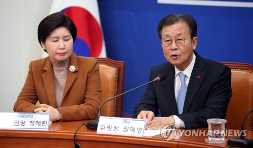 공천관리위 1차 회의서 발언하는 원혜영 위원장(서울=연합뉴스) 김인철 기자 = 14일 오전 국회에서 열린 더불어민주당 중앙당공직선거후보자추천관리위원회 제1차 회의에서 위원장을 맡은 원혜영 의원(오른쪽)이 발언하고 있다. yatoya@yna.co.kr