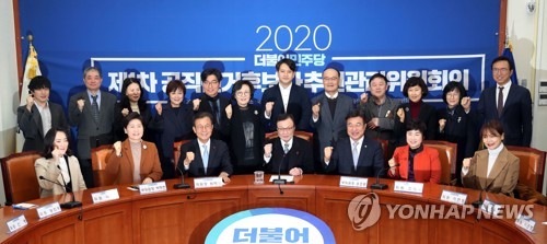 더불어민주당 공천관리위원회 1차 회의(서울=연합뉴스) 김인철 기자 = 더불어민주당 이해찬 대표와 원혜영 위원장 등 위원들이 14일 오전 국회에서 열린 중앙당공직선거후보자추천관리위원회 제1차 회의에서 기념촬영을 하고 있다. yatoya@yna.co.kr