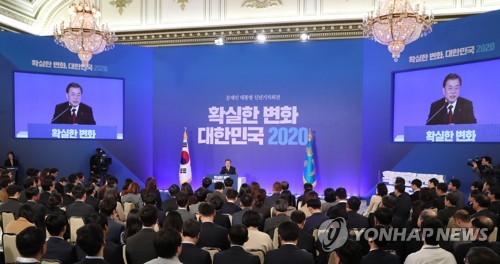 문 대통령 신년 기자회견(서울=연합뉴스) 이진욱 기자 = 문재인 대통령이 14일 오전 청와대 영빈관에서 2020년 신년 기자회견을 하고 있다. cityboy@yna.co.kr