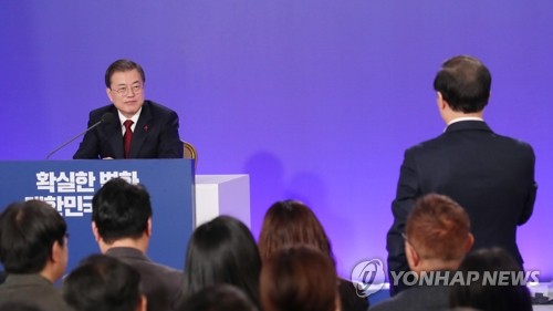 2020 신년 기자회견에서 질문받는 문 대통령(서울=연합뉴스) 이진욱 기자 = 문재인 대통령이 14일 오전 청와대 영빈관에서 열린 2020년 신년 기자회견에서 취재진 질문을 받고 있다. 2020.1.14 cityboy@yna.co.kr