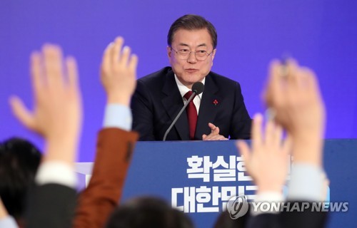 질문 받는 문 대통령(서울=연합뉴스) 이진욱 기자 =  문재인 대통령이 14일 오전 청와대 영빈관에서 열린 2020 신년 기자회견에서 질문을 받고 있다. cityboy@yna.co.kr