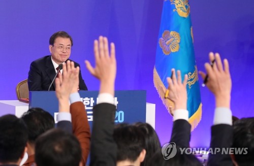 문 대통령을 향한 질문 세례(서울=연합뉴스) 이진욱 기자 = 문재인 대통령이 14일 오전 청와대 영빈관에서 열린 2020 신년 기자회견에서 질문을 요청하는 기자를 지정하고 있다.  cityboy@yna.co.kr