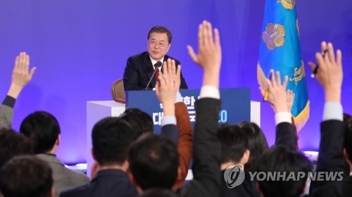 문 대통령을 향한 질문 세례(서울=연합뉴스) 이진욱 기자 = 문재인 대통령이 14일 오전 청와대 영빈관에서 열린 2020 신년 기자회견에서 질문을 요청하는 기자를 지정하고 있다.  cityboy@yna.co.kr