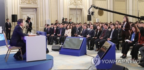 질문 듣는 문 대통령(서울=연합뉴스) 이진욱 기자 = 문재인 대통령이 14일 오전 청와대 영빈관에서 열린 2020년 신년 기자회견에서 취재진 질문을 받고 있다.  cityboy@yna.co.kr