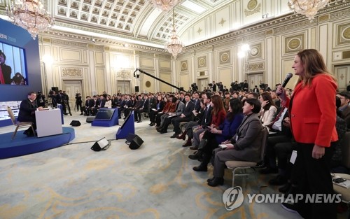 CNN 기자 질문 듣는 문 대통령(서울=연합뉴스) 이진욱 기자 = 문재인 대통령이 14일 오전 청와대 영빈관에서 열린 신년 기자회견에서 폴라 행콕 CNN 서울 특파원의 질문을 받고 있다. cityboy@yna.co.kr