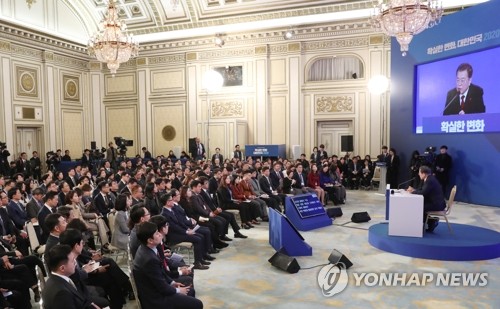 외신 기자 질문에 답변하는 문 대통령(서울=연합뉴스) 이진욱 기자 = 문재인 대통령이 14일 오전 청와대 영빈관에서 열린 신년 기자회견에서 외신 기자 질문에 답변하고 있다. cityboy@yna.co.kr