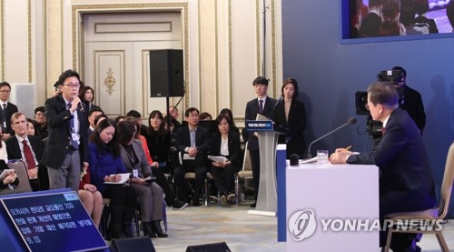 한일관계 질문받는 문 대통령(서울=연합뉴스) 이진욱 기자 = 문재인 대통령이 14일 오전 청와대 영빈관에서 열린 신년 기자회견에서 오카사카 켄타로 일본 교도통신 기자로부터 한일관계 관련 질문을 받고 있다.  cityboy@yna.co.kr