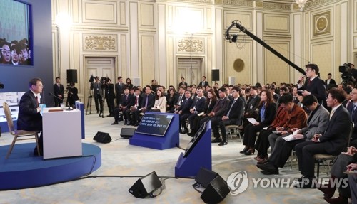 질문 듣는 문 대통령(서울=연합뉴스) 이진욱 기자 = 문재인 대통령이 14일 오전 청와대 영빈관에서 열린 2020년 신년 기자회견에서 연합뉴스 이상헌 기자의 질문을 듣고 있다.  cityboy@yna.co.kr