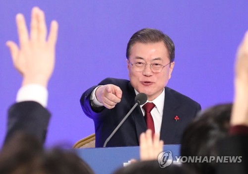 문 대통령, '무엇이든 물어보세요'(서울=연합뉴스) 이진욱 기자 = 문재인 대통령이 14일 오전 청와대 영빈관에서 열린 2020 신년 기자회견에서 질문을 요청하는 기자를 지정하고 있다. cityboy@yna.co.kr