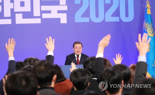 문 대통령, '무엇이든 물어보세요'(서울=연합뉴스) 이진욱 기자 = 문재인 대통령이 14일 오전 청와대 영빈관에서 열린 2020 신년 기자회견에서 질문을 요청하는 기자를 지정하고 있다. cityboy@yna.co.kr