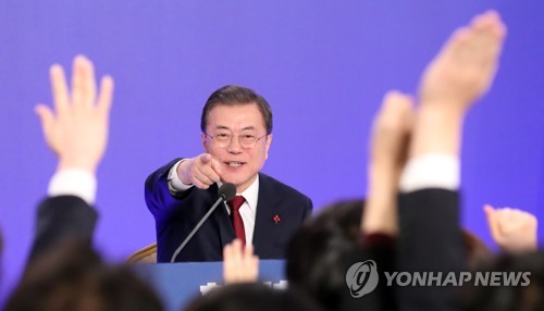 문 대통령, '무엇이든 물어보세요'(서울=연합뉴스) 이진욱 기자 = 문재인 대통령이 14일 오전 청와대 영빈관에서 열린 2020 신년 기자회견에서 질문을 요청하는 기자를 지정하고 있다. 2020.1.14 cityboy@yna.co.kr