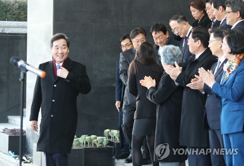 단상 향하는 이낙연 전 총리(서울=연합뉴스) 김승두 기자 = 이낙연 전 국무총리가 14일 정부서울청사에서 홍남기 부총리 겸 기획재정부 장관 등 장관들의 박수를 받으며 단상으로 향하고 있다. kimsdoo@yna.co.kr