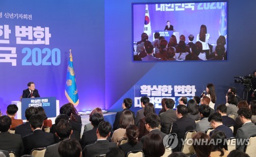 질문 듣는 문 대통령(서울=연합뉴스) 이진욱 기자 = 문재인 대통령이 14일 오전 청와대 영빈관에서 열린 신년 기자회견에서 기자 질문을 듣고 있다. cityboy@yna.co.kr