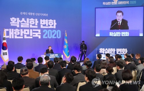 기자회견에서 답하는 문 대통령(서울=연합뉴스) 이진욱 기자 = 문재인 대통령이 14일 오전 청와대 영빈관에서 열린 2020년 신년 기자회견에서 취재진 질문에 답하고 있다. cityboy@yna.co.kr