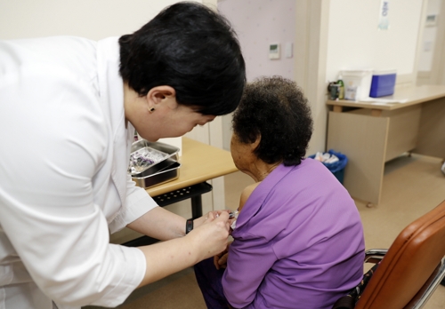 어르신에게 폐렴구균 예방접종 하는 의료진[태안군 제공. 재판매 및 DB 금지]