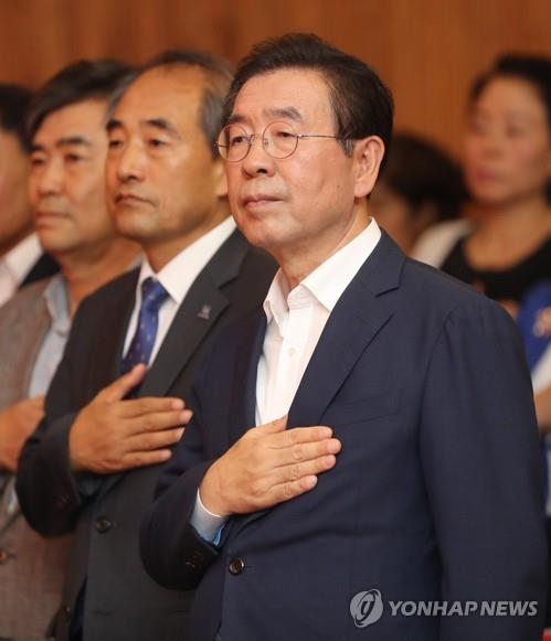 작년 8월 정읍 찾은 박원순 서울시장(정읍=연합뉴스) 김동철 기자 = 박원순 서울시장이 작년 8월 24일 전북 정읍YMCA청소년수련관에서 JB새시대포럼 초정으로 강연하기에 앞서 국민 의례를 하고 있다. 왼쪽은 행사를 주최한 윤준병 전 서울시 행정1부시장. 2020.1.15