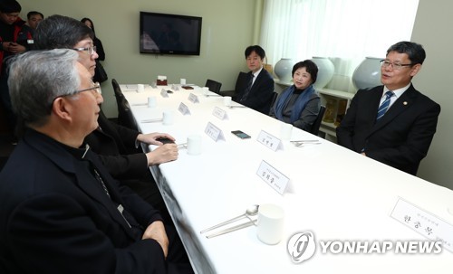 대화하는 김연철 장관, 김희중 회장(서울=연합뉴스) 류영석 기자 = 김연철 통일부 장관이 지난 14일 서울 중구 정동 달개비에서 열린 종교·사회단체 대표 간담회에서 김희중 한국종교인평화회의 대표회장과 이야기하고 있다.[연합누스 자료사진]