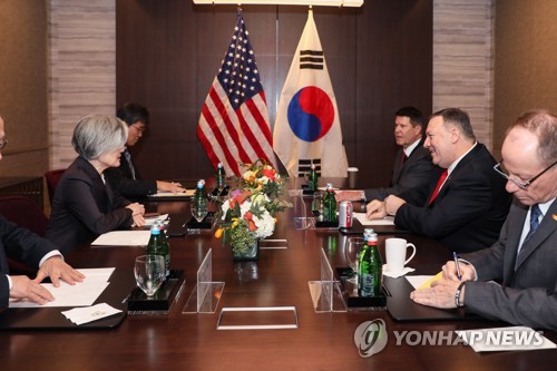 한미 외교장관회담(서울=연합뉴스) 강경화 외교부 장관과 마이크 폼페이오 미국 국무장관이 14일(현지시간) 미국 샌프란시스코 인근 팰로앨토의 포시즌 호텔에서 한미 외교장관회담을 하고 있다. [외교부 제공. 재판매 및 DB 금지] photo@yna.co.kr