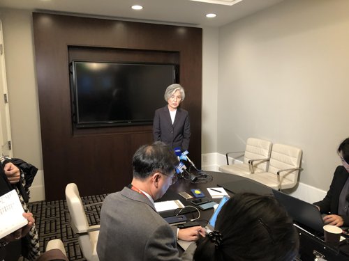 외교장관회담 결과 설명하는 강경화 외교장관(샌프란시스코=연합뉴스) 정성호 특파원 = 강경화 외교장관이 14일(현지시간) 미국 팰로앨토의 가든코 호텔에서 한미·한미일·한일 외교장관회담 결과를 설명하고 있다. sisyphe@yna.co.kr