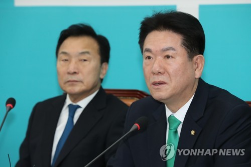 발언하는 이동섭(서울=연합뉴스) 하사헌 기자 = 바른미래당 이동섭 원내대표 권한대행이 15일 오전 서울 여의도 국회에서 열린 최고위원회의에서 발언하고 있다. 2020.1.15 toadboy@yna.co.kr