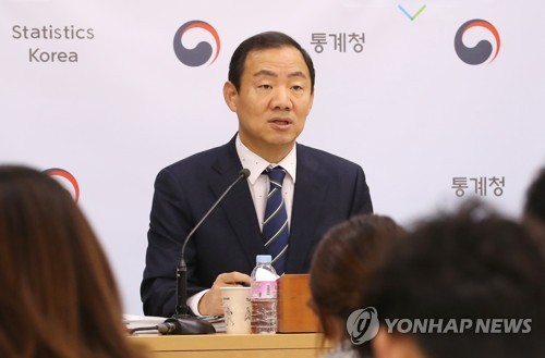 고용동향 브리핑하는 은순현 사회통계국장(세종=연합뉴스) 김주형 기자 = 통계청 은순현 사회통계국장이 15일 오전 세종시 정부세종청사에서 2019년 12월 및 연간 고용동향 브리핑을 하고 있다. kjhpress@yna.co.kr