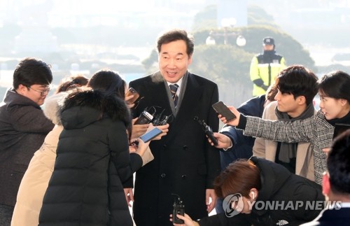 국회로 돌아온 이낙연 전 국무총리(서울=연합뉴스) 안정원 기자 = 이낙연 전 국무총리가 15일 오전 더불어민주당 비공개 최고위원회의에 참석하기 위해 국회로 들어서며 취재진 질문에 답하고 있다. jeong@yna.co.kr