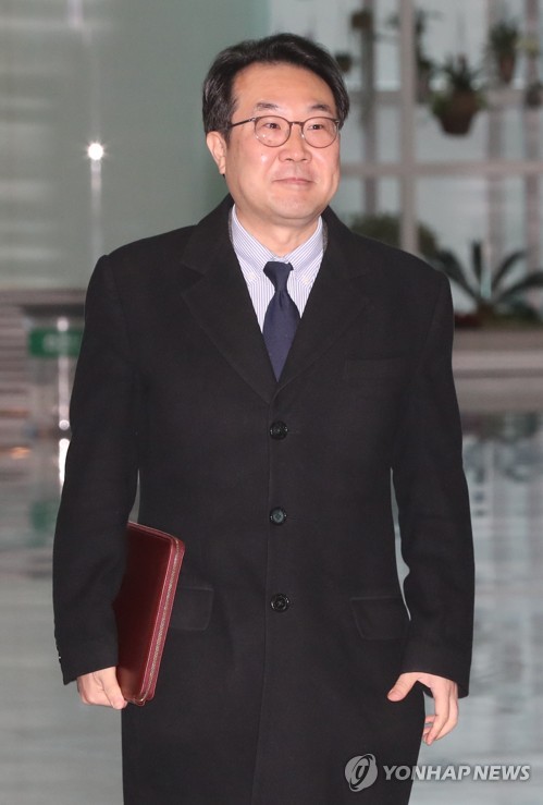 워싱턴으로 향하는 이도훈 한반도평화교섭본부장(영종도=연합뉴스) 김주성 기자 = 이도훈 외교부 한반도평화교섭본부장이 미국의 대북특별대표인 스티븐 비건 국무부 부장관과 한미 북핵수석대표 협의를 하기 위해 15일 오전 인천국제공항을 통해 출국하고 있다. 2020.1.15 utzza@yna.co.kr