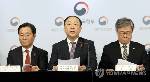 2019년 고용동향 및 향후 정책방향 관련 합동 브리핑(서울=연합뉴스) 이지은 기자 = 홍남기 경제부총리 겸 기획재정부 장관이 15일 오전 정부서울청사에서 열린 2019년 고용동향 및 정책방향 관련 합동브리핑에서 브리핑을 하고 있다. 
    왼쪽부터 성윤모 산업통상자원부 장관, 홍남기 부총리, 이재갑 고용노동부 장관. jieunlee@yna.co.kr