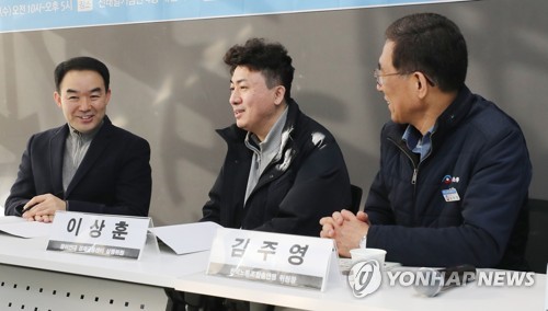 이야기 나누는 채이배 의원과 김주영 위원장(서울=연합뉴스) 김도훈 기자 = 바른미래당 채이배 의원(왼쪽부터), 이상훈 참여연대 경제금융센터 실행위원, 김주영 한국노총위원장이 15일 오전 서울 종로구 전태일기념관에서 열린 '2020 경제대개혁 민생살리기 대담회'에 앞서 이야기를 나누고 있다. superdoo82@yna.co.kr