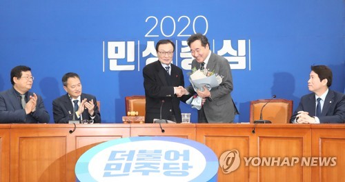 환영 꽃다발 받는 이낙연 전 국무총리(서울=연합뉴스) 안정원 기자 = 더불어민주당 이해찬 대표가  15일 오전 서울 여의도 국회에서 열린 최고위원회의에서 민주당으로 돌아온 이낙연 전 국무총리에게 환영 꽃다발을 전달하고 있다.  jeong@yna.co.kr