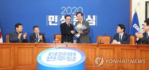 환영 꽃다발 받는 이낙연 전 국무총리(서울=연합뉴스) 안정원 기자 = 더불어민주당 이해찬 대표가  15일 오전 서울 여의도 국회에서 열린 최고위원회의에서 민주당으로 돌아온 이낙연 전 국무총리에게 환영 꽃다발을 전달하고 있다.  jeong@yna.co.kr