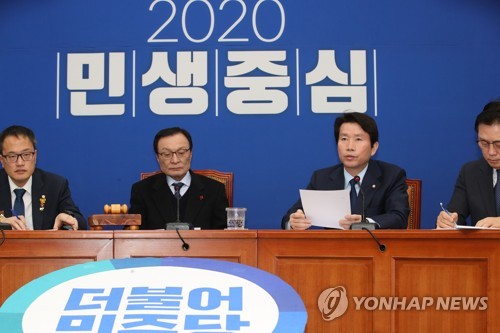 발언하는 민주당 이인영 원내대표(서울=연합뉴스) 안정원 기자 = 더불어민주당 이인영 원내대표가 15일 오전 서울 여의도 국회에서 열린 최고위원회의에서 발언하고 있다. jeong@yna.co.kr