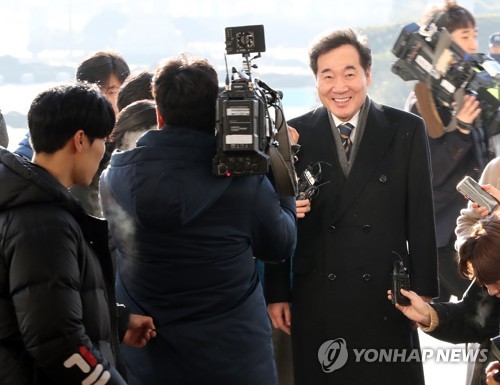 민주당으로 돌아온 이낙연 전 국무총리(서울=연합뉴스) 안정원 기자 = 이낙연 전 국무총리가 15일 오전 더불어민주당 최고위원회의에 참석하기 위해 국회로 들어서고 있다. jeong@yna.co.kr