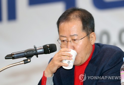 물 마시는 홍준표(부산=연합뉴스) 조정호 기자 = 홍준표 자유한국당 전 대표가 15일 오후 부산시청 대강당에서 열린 '대학생 리더십 아카데미'에서 강연하면서 물을 마시고 있다. 2020.1.15 ccho@yna.co.kr