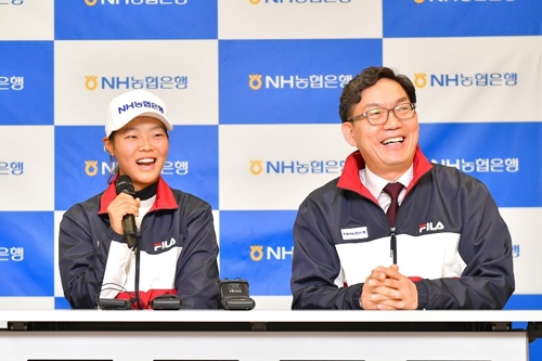 백다연(왼쪽)과 이대훈 NH농협은행장. [NH농협은행 제공]