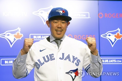 토론토 입단식서 주먹 불끈 쥔 야마구치류현진과 한솥밥을 먹게 된 토론토 블루제이스의 일본인 투수 야마구치 순이 16일(한국시간) 캐나다 토론토 로저스센터에서 열린 입단 기자회견에서 두 주먹을 불끈 쥐고 있다. [AP=연합뉴스]