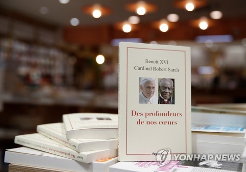 POPE-BENEDICT/BOOK-FRANCE전임 교황 베네딕토 16세가 공저자로 들어간 책. [로이터=연합뉴스]