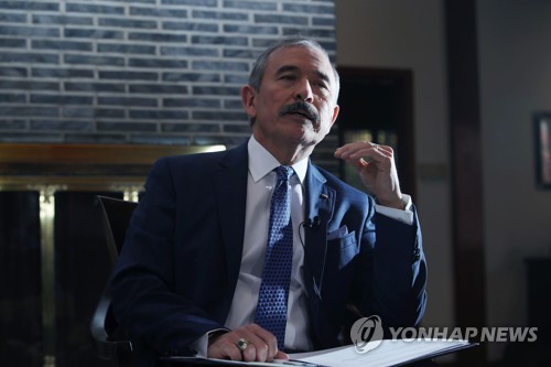 취재진 질문에 답하는 해리 해리스 미대사(서울=연합뉴스) 임화영 기자 = 해리 해리스 주한 미국대사가 작년 11월 19일 오후 서울 종로구 주한 미국대사관에서 연합뉴스와 인터뷰하고 있다. [연합뉴스 자료사진]